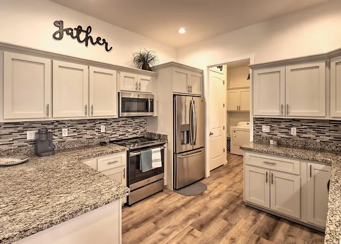 Bright W/ Yard, 4 Mi To Colorado River! Holiday home Fort Mohave