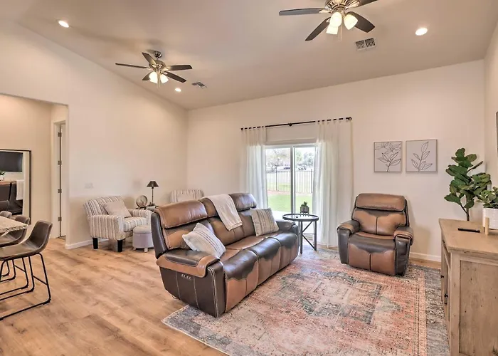 Holiday home Bright W/ Yard, 4 Mi To Colorado River!