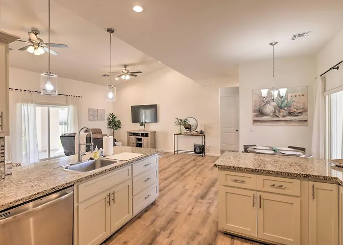 Bright W/ Yard, 4 Mi To Colorado River! Holiday home