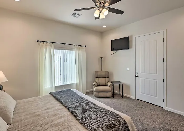 Bright W/ Yard, 4 Mi To Colorado River! Holiday home *