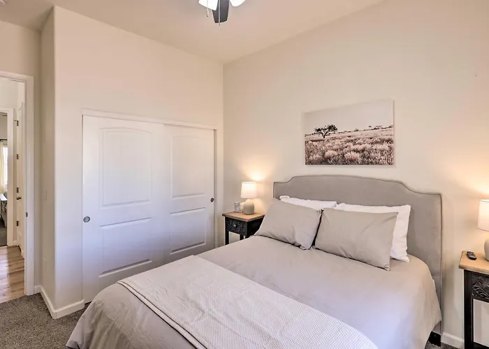Holiday home Bright W/ Yard, 4 Mi To Colorado River! Fort Mohave