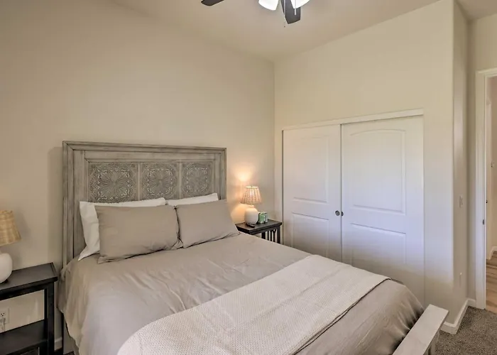 Bright W/ Yard, 4 Mi To Colorado River! Holiday home *