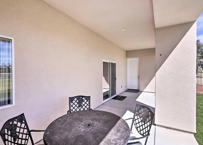 Bright W/ Yard, 4 Mi To Colorado River! Holiday home *