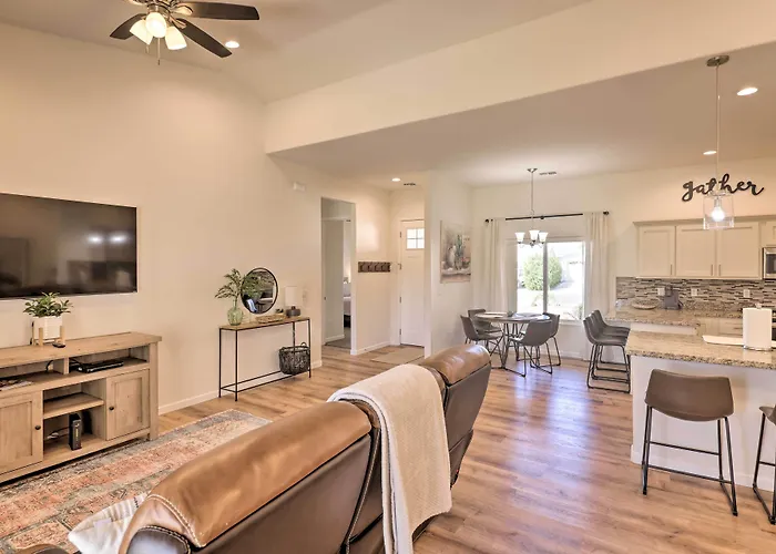 Bright W/ Yard, 4 Mi To Colorado River!